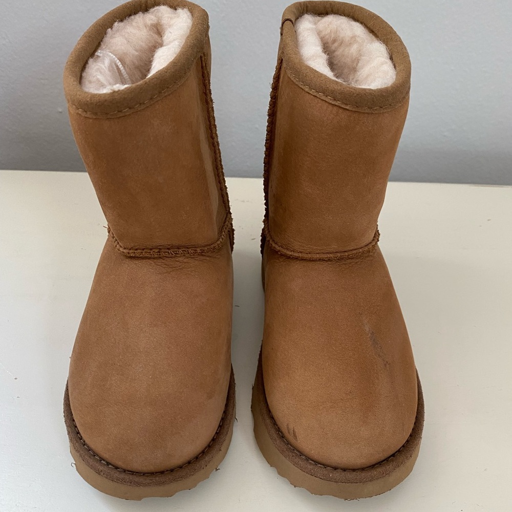 UGG classic toddler boot, size 9